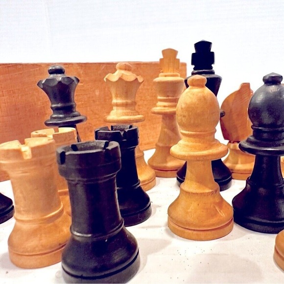 Vintage Wood Hand Carved 32 Piece Chess Set Wood Box Antique Toy Game Primitive - Picture 4 of 10